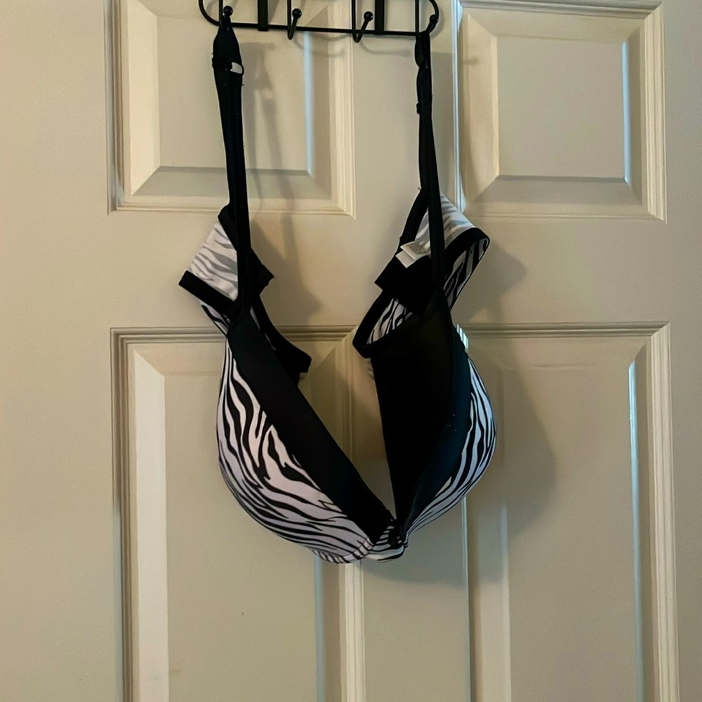 Fashion Bug Black and White 42D bra